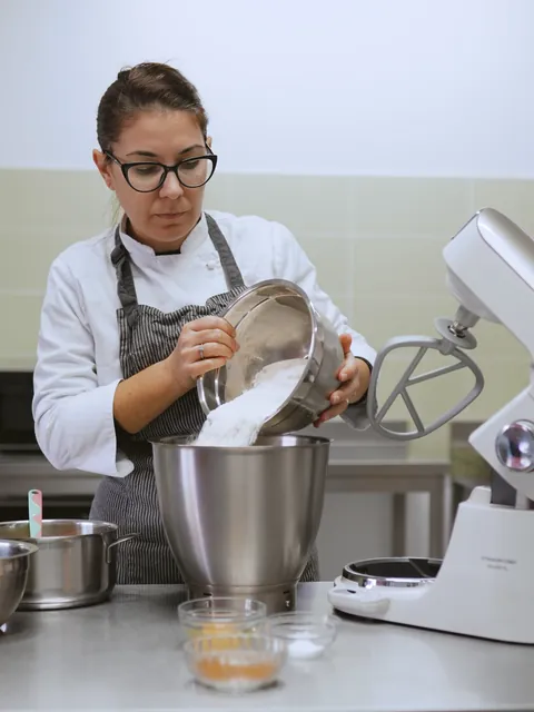 Alexandra cerne zahărul în laborator