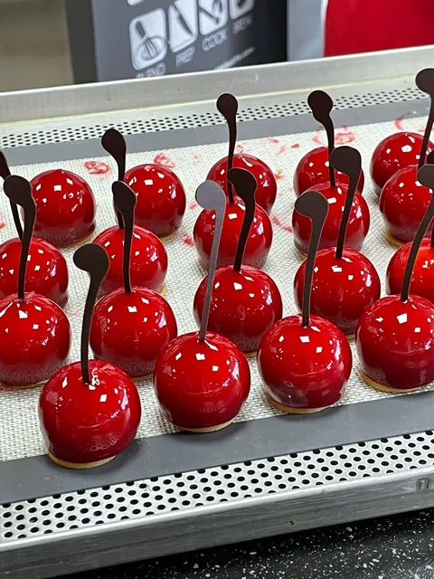 Cherry: cireșe glazurate cu coulis de vișine
