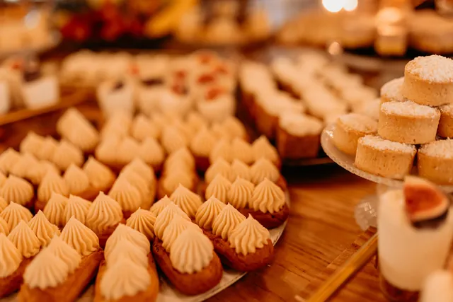 Mini eclere și tarte pe candy bar
