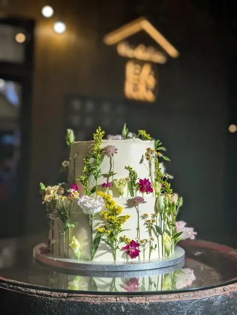 Tort de nuntă cu flori de câmp