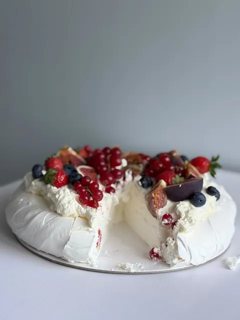 Pavlova cu fructe de pădure și smochine