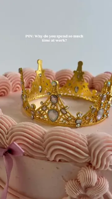 Tort cu coroană aurie